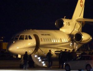 People walk off a plane carrying three Iranian-Americans, who left Tehran under a prisoner swap, after it landed at Cointrin airport in Geneva, Switzerland January 17, 2016.  REUTERS/Denis Balibouse