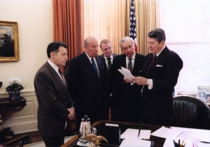 Reagan_meets_with_aides_on_Iran-Contra