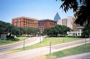 dealey-plaza-2003-wikimedia-brodie319